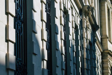 Reims 'de bulunan bir binanın cephesi, Fransa' nın Grand Est bölgesinde ve Avrupa 'nın en eski binalarından biri.