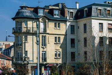 Reims 'de bulunan bir binanın cephesi, Fransa' nın Grand Est bölgesinde ve Avrupa 'nın en eski binalarından biri.