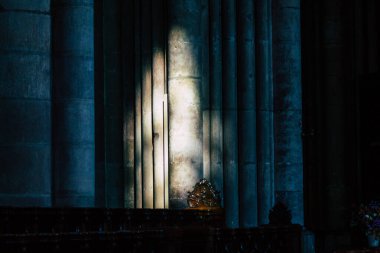 Fransa 'yı 23 Mart 2021' de Fransa 'nın Grand Est bölgesinde yer alan ve Avrupa' nın en eski şehirlerinden biri olan Notre Dame Reims Katedrali 'nin içine alır.