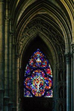 Fransa 'yı 23 Mart 2021' de Fransa 'nın Grand Est bölgesinde yer alan ve Avrupa' nın en eski şehirlerinden biri olan Notre Dame Reims Katedrali 'nin içine alır.