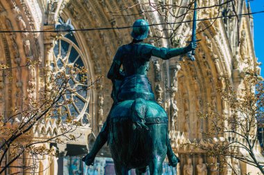 Reims Katedrali 'nin ön cephesinin karşısında yer alan Jeanne d' Arc 'ın 23 Mart 2021' de Fransa 'daki heykeli Reims