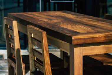 Paris Fransa 23 Mart 2021 'de Fransa' yı etkileyen Coronavirus salgınının ardından hükümet tarafından kapatılmış bir barın masası.