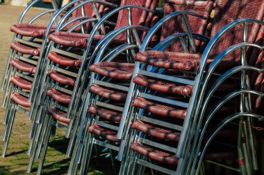Paris Fransa 23 Mart 2021 'de Fransa' yı etkileyen Coronavirus salgınının ardından hükümet tarafından kapatılmış bir barın masası.