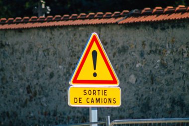 Reims şehir merkezindeki karayolu kullanıcısına bilgi sağlamak için yolun kenarına veya yukarısına dikilmiş, Fransa 23 Mart 2021 Sokak tabelası veya yol tabelası