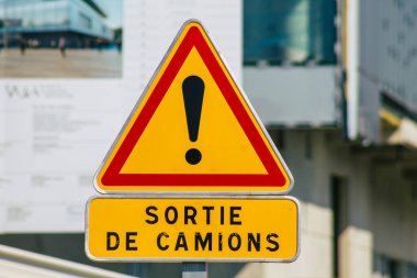 Reims şehir merkezindeki karayolu kullanıcısına bilgi sağlamak için yolun kenarına veya yukarısına dikilmiş, Fransa 23 Mart 2021 Sokak tabelası veya yol tabelası