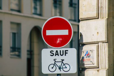 Reims şehir merkezindeki karayolu kullanıcısına bilgi sağlamak için yolun kenarına veya yukarısına dikilmiş, Fransa 23 Mart 2021 Sokak tabelası veya yol tabelası