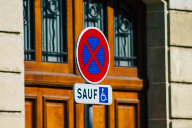 Reims şehir merkezindeki karayolu kullanıcısına bilgi sağlamak için yolun kenarına veya yukarısına dikilmiş, Fransa 23 Mart 2021 Sokak tabelası veya yol tabelası