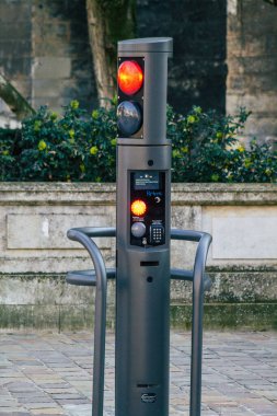 Reims şehir merkezindeki karayolu kullanıcısına bilgi sağlamak için yolun kenarına veya yukarısına dikilmiş, Fransa 23 Mart 2021 Sokak tabelası veya yol tabelası