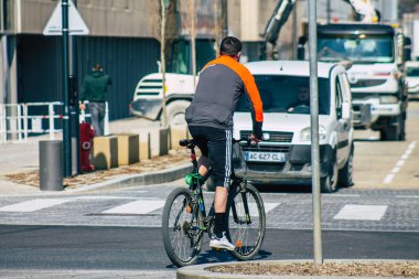 24 Mart 2021 'de Fransa' yı saran Coronavirus salgını sırasında Reims sokaklarında bisikletle dolaşan insanlar görülüyor.