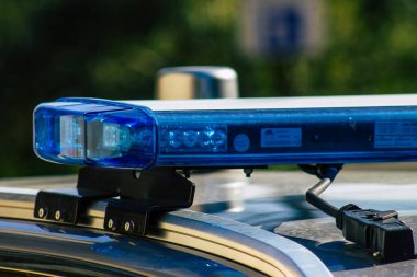 Reims sokaklarında 29 Mart 2021 'de Fransa' yı koronavirüs salgını sırasında Fransız polis arabası ile ablukaya aldı.