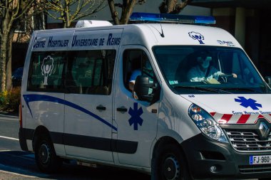 Coronavirus salgını sırasında Fransa 'yı etkileyen Reims sokaklarında araba kullanan 29 Mart 2021' de Fransa 'yı yeniden canlandırdı.