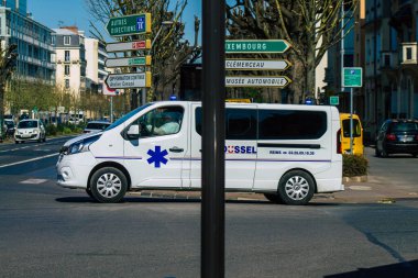 Coronavirus salgını sırasında Fransa 'yı etkileyen Reims sokaklarında araba kullanan 29 Mart 2021' de Fransa 'yı yeniden canlandırdı.