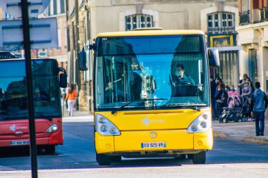 Coronavirus salgını sırasında Fransa 'yı ve Reims toplu taşıma sisteminin bir kısmını vuran yolcular için 29 Mart 2021' de Fransa şehir otobüsü kalkıyor.