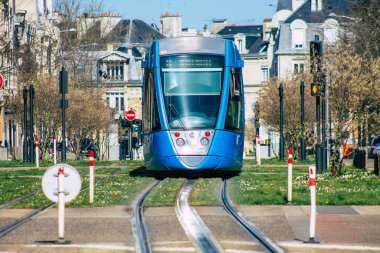 Reims Fransa 29 Mart 2021 Coronavirus salgını sırasında Fransa 'da Reims sokaklarında dolaşan yolcular için modern elektrikli tramvay