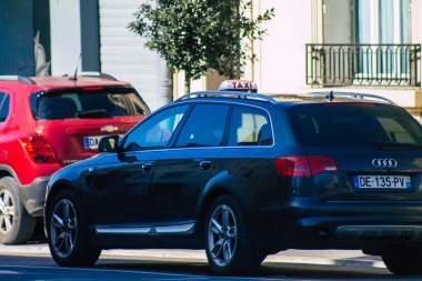 Coronavirus salgını sırasında Reims sokaklarında dolaşan ve Fransa 'yı etkileyen yolcular için 29 Mart 2021' de Fransa 'yı ele geçirdi.