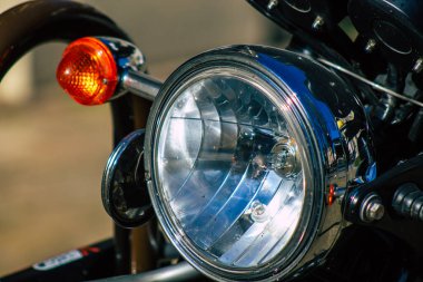 Reims France 29 Mart 2021 Triumph BONNEVILLE T 100 motorsikletinin Fransa 'nın Grand Est bölgesindeki tarihi caddelerine yakın çekim