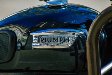 Reims France 29 Mart 2021 Triumph BONNEVILLE T 100 motorsikletinin Fransa 'nın Grand Est bölgesindeki tarihi caddelerine yakın çekim