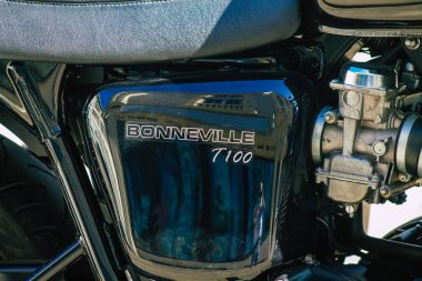 Reims France 29 Mart 2021 Triumph BONNEVILLE T 100 motorsikletinin Fransa 'nın Grand Est bölgesindeki tarihi caddelerine yakın çekim