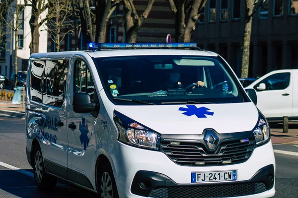 Coronavirus salgını sırasında Fransa 'yı etkileyen Reims sokaklarında araba kullanan 29 Mart 2021' de Fransa 'yı yeniden canlandırdı.