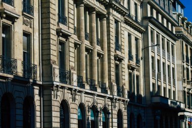 Reims 'de bulunan bir binanın cephesi, Fransa' nın Grand Est bölgesinde ve Avrupa 'nın en eski binalarından biri.