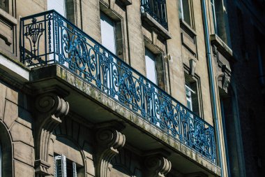 Reims 'de bulunan bir binanın cephesi, Fransa' nın Grand Est bölgesinde ve Avrupa 'nın en eski binalarından biri.