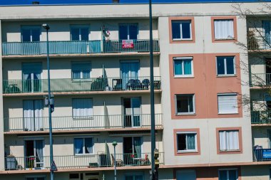 Reims 'de bulunan bir binanın cephesi, Fransa' nın Grand Est bölgesinde ve Avrupa 'nın en eski binalarından biri.