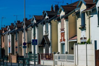 Reims 'de bulunan bir binanın cephesi, Fransa' nın Grand Est bölgesinde ve Avrupa 'nın en eski binalarından biri.