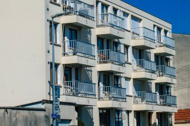 Reims 'de bulunan bir binanın cephesi, Fransa' nın Grand Est bölgesinde ve Avrupa 'nın en eski binalarından biri.