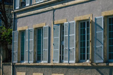 Reims 'de bulunan bir binanın cephesi, Fransa' nın Grand Est bölgesinde ve Avrupa 'nın en eski binalarından biri.