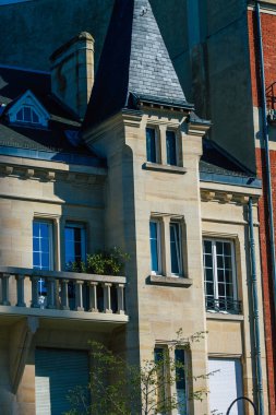 Reims 'de bulunan bir binanın cephesi, Fransa' nın Grand Est bölgesinde ve Avrupa 'nın en eski binalarından biri.