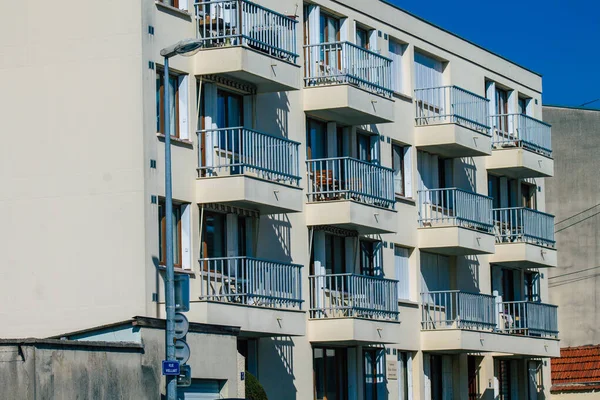 Reims 'de bulunan bir binanın cephesi, Fransa' nın Grand Est bölgesinde ve Avrupa 'nın en eski binalarından biri.