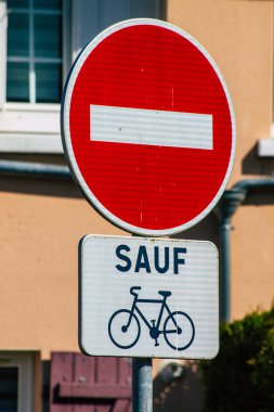 Reims şehir merkezindeki karayolu kullanıcısına bilgi sağlamak için yolun kenarına veya yukarısına dikilen 29 Mart 2021 tarihli Fransa tabelası veya yol tabelası