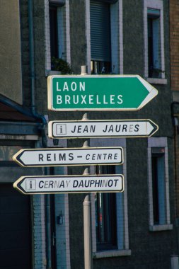 Reims şehir merkezindeki karayolu kullanıcısına bilgi sağlamak için yolun kenarına veya yukarısına dikilen 29 Mart 2021 tarihli Fransa tabelası veya yol tabelası