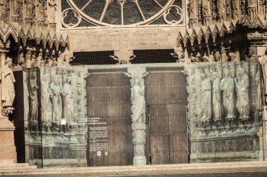 Reims France 29 Mart 2021 Notre Dame de Reims Katedrali 'nin dış cephesi, Fransa' nın Grand Est bölgesindeki tarihi bir anıt.