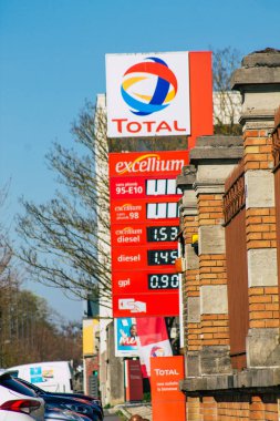 Coronavirus salgını sırasında Reims 'de bulunan toplam benzin istasyonu ve nüfusu kontrol altına almak için kilit altına alınan Fransa' yı 29 Mart 2021 'de ele geçirdi.