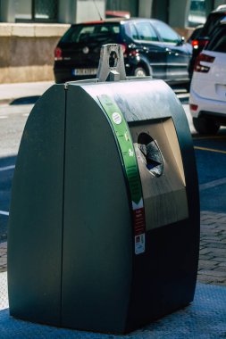 Reims, Fransa 'nın Grand Est bölgesinde bir şehir olan Reims şehir merkezinde 29 Mart 2021' de çöp konteynırı bulunmaktadır.
