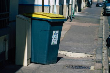 Reims, Fransa 'nın Grand Est bölgesinde bir şehir olan Reims şehir merkezinde 29 Mart 2021' de çöp konteynırı bulunmaktadır.