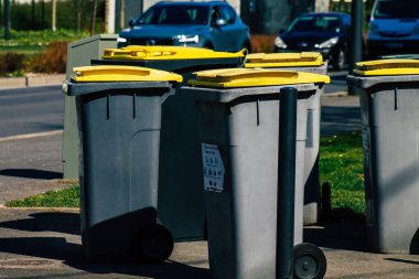 Reims, Fransa 'nın Grand Est bölgesinde bir şehir olan Reims şehir merkezinde 29 Mart 2021' de çöp konteynırı bulunmaktadır.