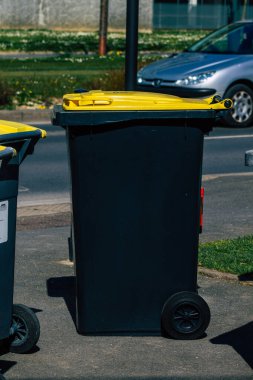 Reims, Fransa 'nın Grand Est bölgesinde bir şehir olan Reims şehir merkezinde 29 Mart 2021' de çöp konteynırı bulunmaktadır.