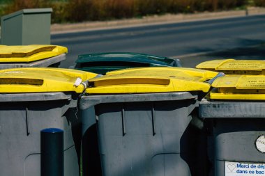 Reims, Fransa 'nın Grand Est bölgesinde bir şehir olan Reims şehir merkezinde 29 Mart 2021' de çöp konteynırı bulunmaktadır.