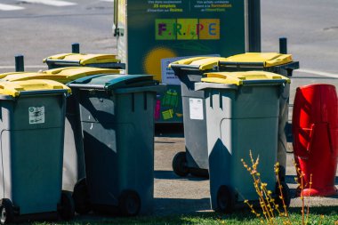 Reims, Fransa 'nın Grand Est bölgesinde bir şehir olan Reims şehir merkezinde 29 Mart 2021' de çöp konteynırı bulunmaktadır.