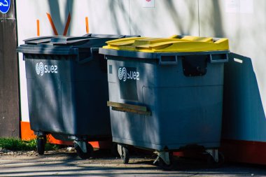 Reims, Fransa 'nın Grand Est bölgesinde bir şehir olan Reims şehir merkezinde 29 Mart 2021' de çöp konteynırı bulunmaktadır.