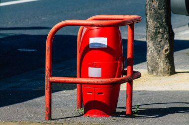 Reims 'in sokaklarında, Fransa' nın Grand Est bölgesinde bir şehir olan ve Avrupa 'nın en eskilerinden biri olan Reims' in 29 Mart 2021 tarihli kırmızı yangın musluğu bulunmaktadır.