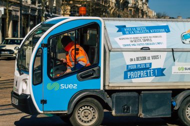 Reims 29 Mart 2021 Fransa Grand Est bölgesinde bir şehir olan Reims şehir merkezindeki caddeleri temizleyen araba