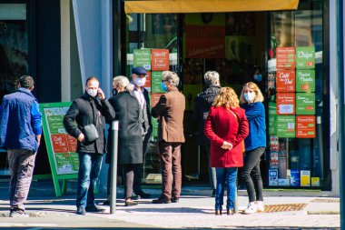 Coronavirus salgını sırasında Reims sokaklarında yürüyen ve Fransa 'yı etkileyen koronavirüsten kendilerini korumak için maske takan 29 Mart 2021' de Fransa 'yı ele geçirdi.