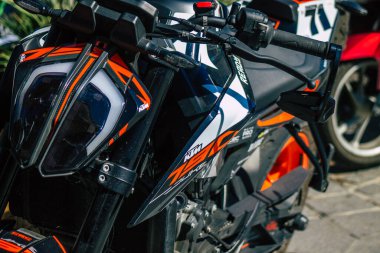 Reims France 31 Mart 2021 KTM 190 JUKE motorsikletinin Fransa 'nın Grand Est bölgesindeki tarihi caddelerde park etmiş olması.