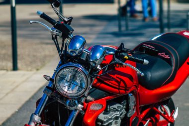 Reims Fransa 31 Mart 2021 'de Fransa' nın Grand Est bölgesindeki tarihi Reims caddelerine park etmiş bir SUZUKI BANDIT motosikletinin kapatılması
