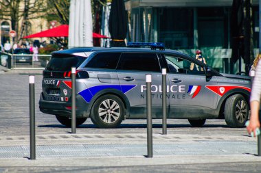 Fransa 'yı 31 Mart 2021' de Reims sokaklarında koronavirüs salgını sırasında Fransız polis otosuna çevirdi.