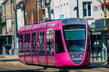 Reims Fransa 'da 31 Mart 2021 Coronavirus salgını sırasında Reims sokaklarında dolaşan yolcular için modern elektrikli tramvay