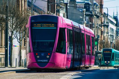 Reims Fransa 'da 31 Mart 2021 Coronavirus salgını sırasında Reims sokaklarında dolaşan yolcular için modern elektrikli tramvay